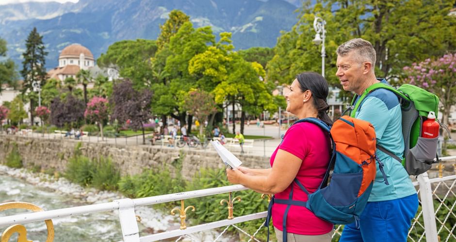 Wanderer auf der Postbrücke in Meran