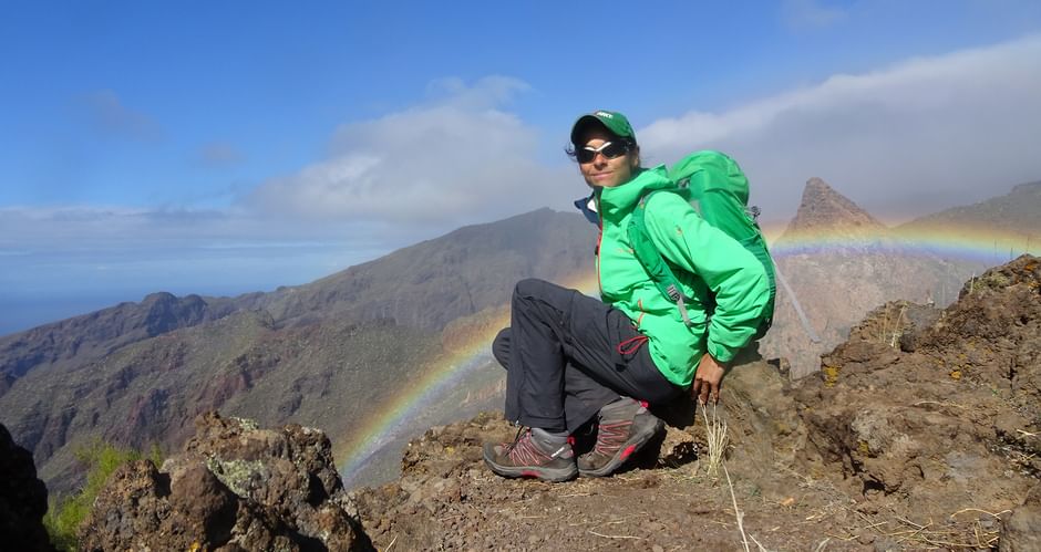 Wanderin mit Regenbogen