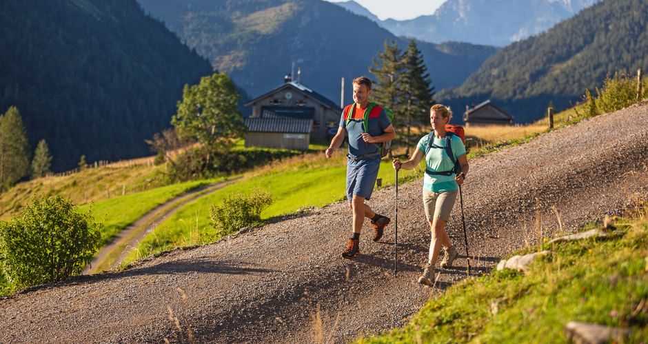 Wanderer Almwandern im Salzkammergut Genneralm