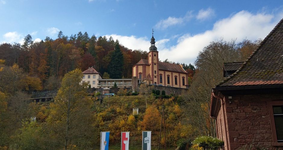 Ausblick auf Kirche am Hügel