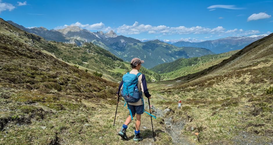 Wanderin im Gschnitztal mit Panoramablick