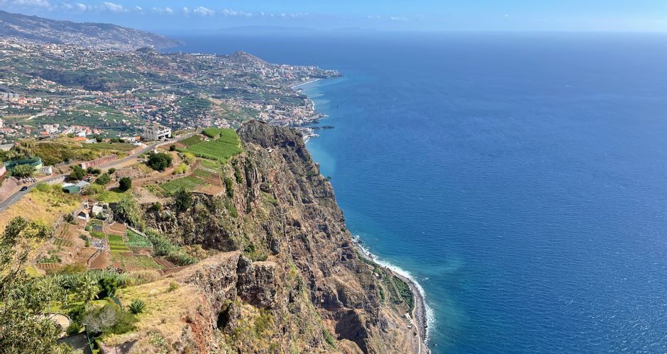 Madeiras Küste von Calheta mit Blick auf Funchal