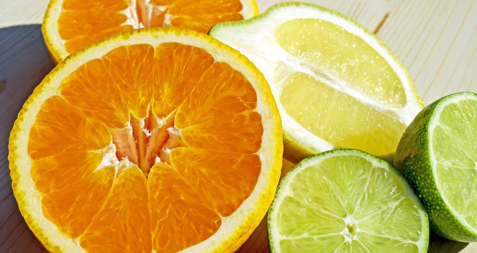 Aufgeschnittene Orange, Zitrone und Limette