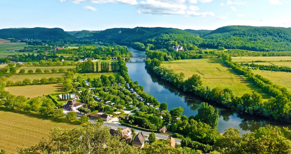 Hiking trail with beautiful valley view of the Dordogne river