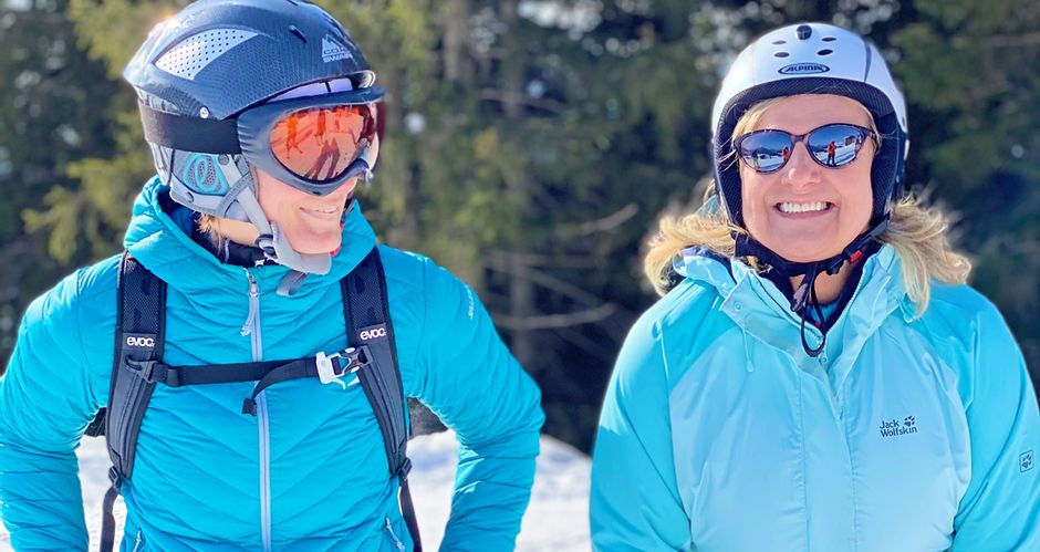 Zwei Skifahrer lachen in die Kamera