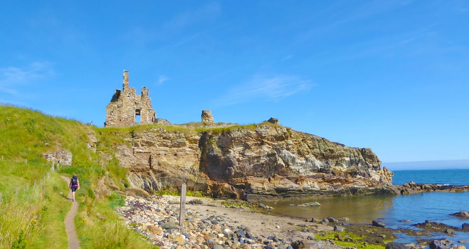 Wanderin unterwegs entlang der Küste in Schottland