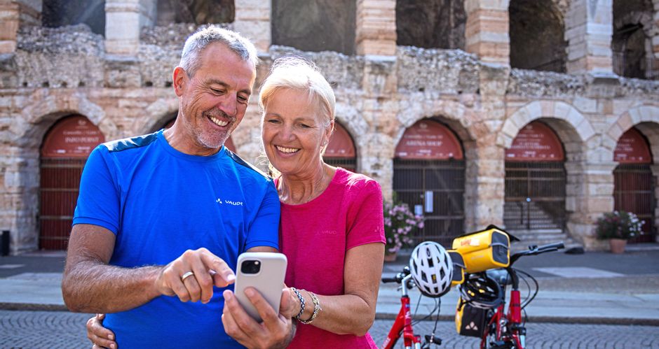 Couple uses the Eurobike app
